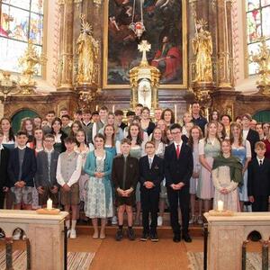 Das Gruppenfoto machen wir vor dem Altar, da es draußen zu feucht ist. 