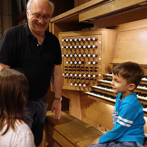 Domorganist Wolfgang Kreuzhuber beim Gespräch mit den Orgelentdeckerinnen und Orgelentdeckern