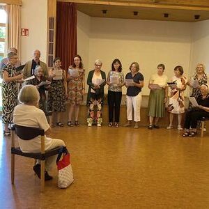 Der Chor singt für Maria-Anna einige Lieblingslieder.
