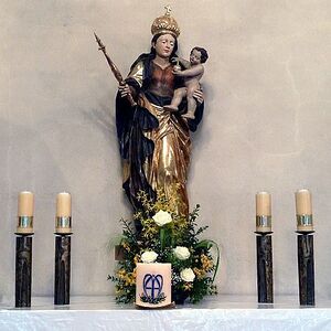 Statuen und Taufbecken