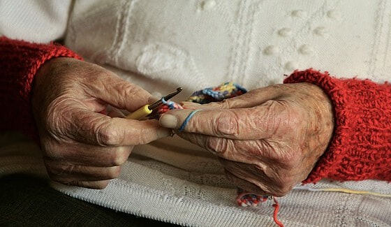 alte Frau häkelt