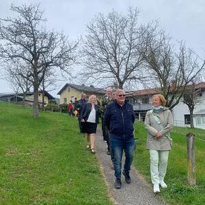 Am Kirchenweg zur Kirche