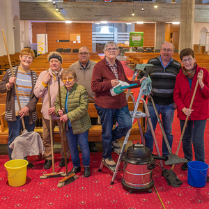 Ein Teil der Vorbereitungen für Ostern übernimmt das Kirchenputz-Team und säubert unsere Pfarrkiche.