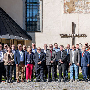 Begegnung der Visitator:innen Bischof Manfred Scheuer, Brigitte Gruber Aichberger, Caritas Direktor Franz Kehrer und Reinhold Prinz mit B?rgermeister:innen der Region im Pfarrheim in St. Nikola statt. Mit dabei waren au?erdem Dechant Johann Fehrerhof