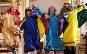 Jubelnde Sternsingerinnen