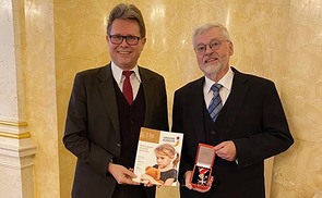 Bildungsminister Martin Polaschek (li.) überreichte Martin Kranzl-Greinecker im Wiener Palais Starhemberg das Silberne Ehrenzeichen für Verdienste um die Republik Österreich