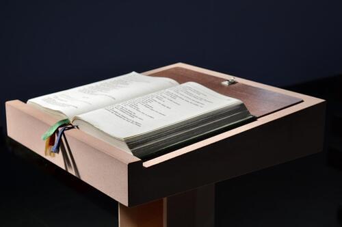 Ambo mit heiliger Schrift