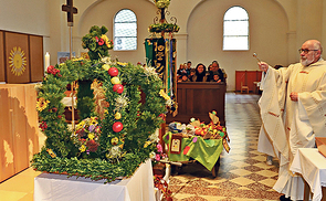Zum Erntedankfest gehören die Erntekrone.    Zum Erntedankfest gehören die Erntekrone.