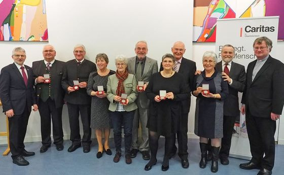 V. l.: Caritasdirektor Franz Kehrer, Franz Stockinger, Dr. Erwin Kaltseis, Annemarie Glück, Maria Hinterhofer, August Schwantner, Gertrud und Friedrich Lanz, Maria und Hans Schrattbauer, Bischof Manfred Scheuer.