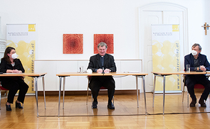 Bischof Manfred Scheuer (Mitte), Pastoralamtsdirektorin Gabriele Eder-Cakl und Generaldechant Slawomir Dadas im Festsaal des Linzer Bischofshofs.