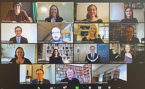 Die Absolventinnen und Absolventen des Wintersemesters 2020/21 mit Magnus Cancellarius Bischof Dr. Manfred Scheuer, Rektor Univ.-Prof. Dr. Christoph Niemand, den Studiendekanen Univ.-Prof. Dr. Stephan Grotz und Univ.-Prof. Dr. Michael Hofer und Gener