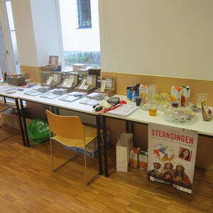 Pfarre Linz-Hl. Familie - Materialtische f. Sternsingergruppen