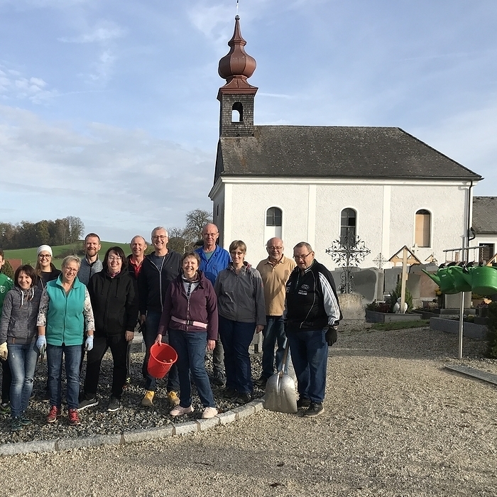 Aktion des Pfarrgemeinderates am Friedhof