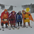 Sternsingen auf der Höss / © Jack Haijes SternsingerInnen auf zwei Brettln