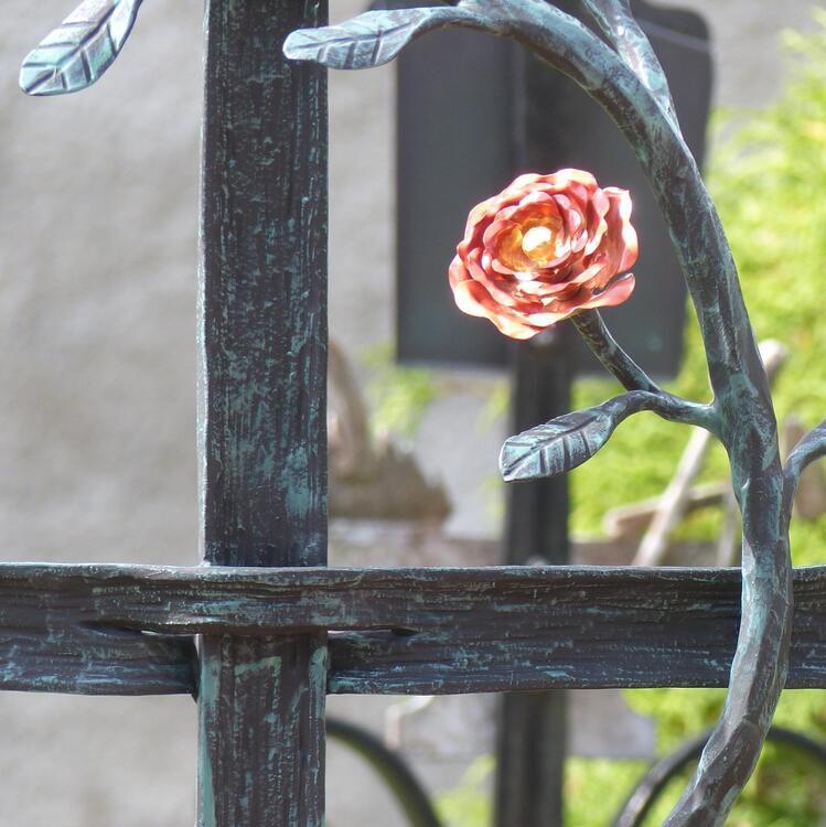 Kreuz mit Rose