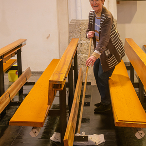 Ein Teil der Vorbereitungen für Ostern übernimmt das Kirchenputz-Team und säubert unsere Pfarrkiche.