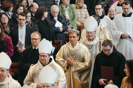 Bischof Manfred Scheuer und Abtprimas Jeremias Schröder beim Einzug in die Stiftskirche