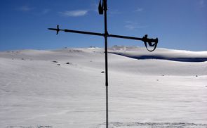 Kreuz auf der Skipiste                            