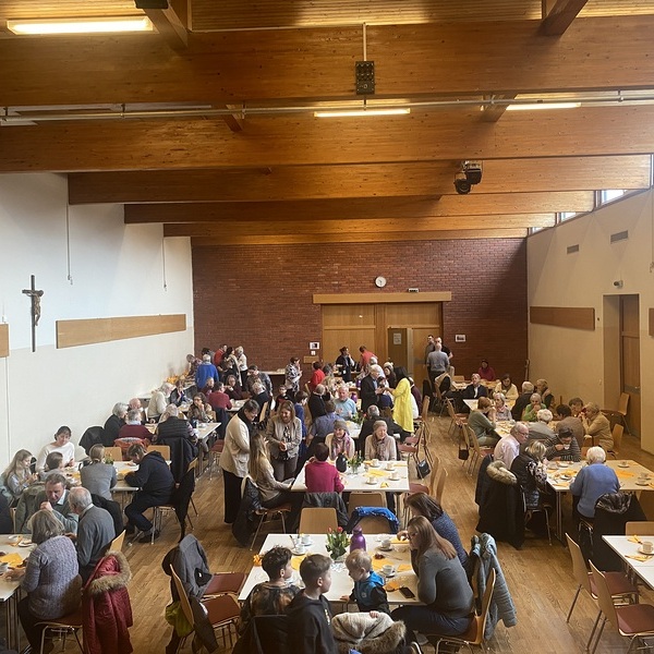 Gefüllter Saal beim Frühstück