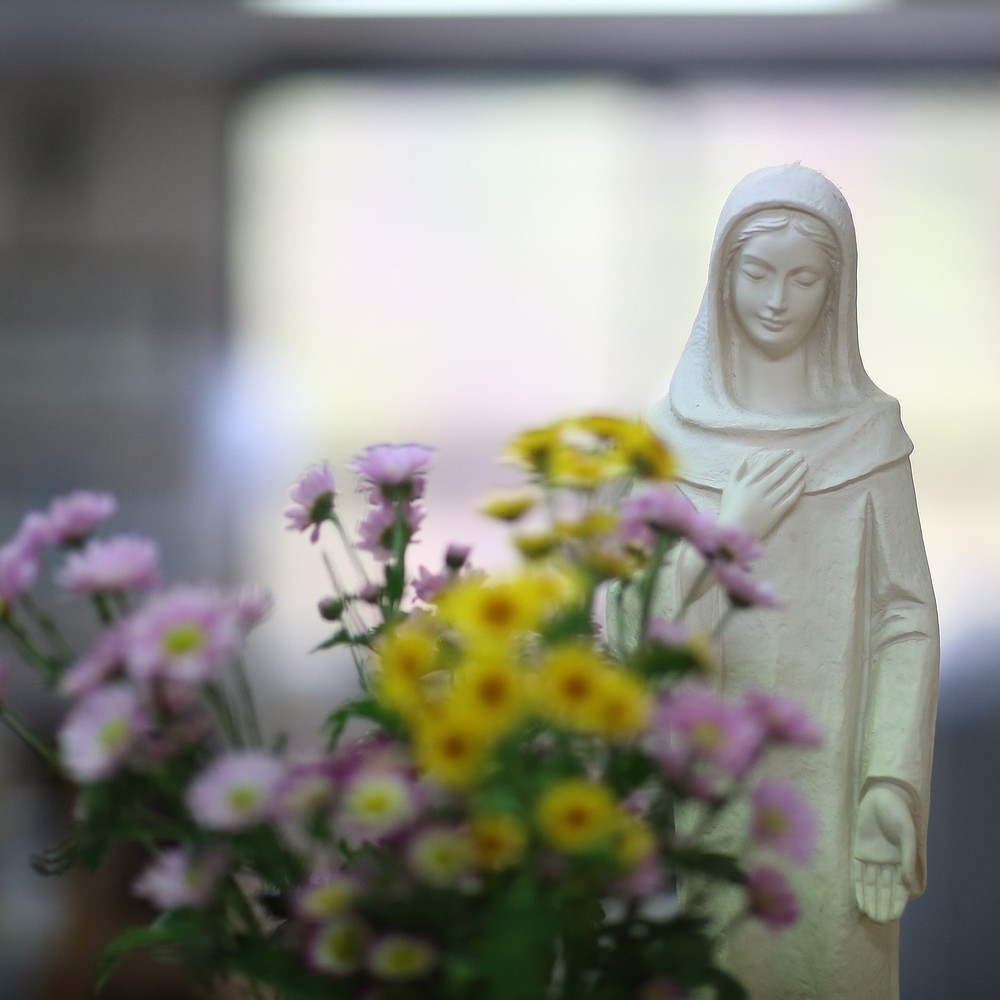 Maria mit Blumen