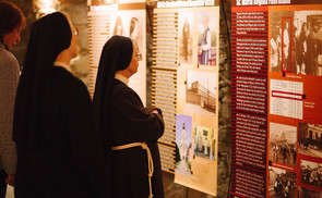 Ausstellung 'Die Welt steht in Flammen', Karmelitenkirche Linz
