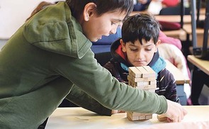Adrian mit einem Freund im Caritas-Kinderzentrum.