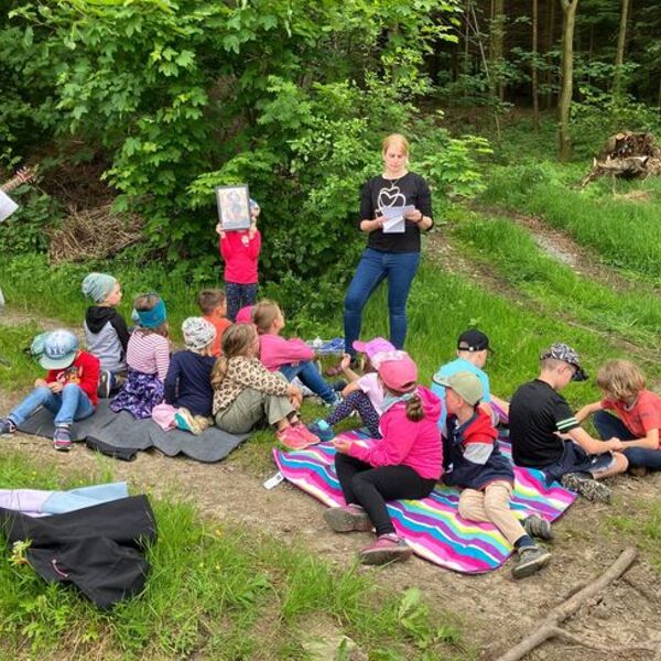 privat Kinder bei der Maiwanderung