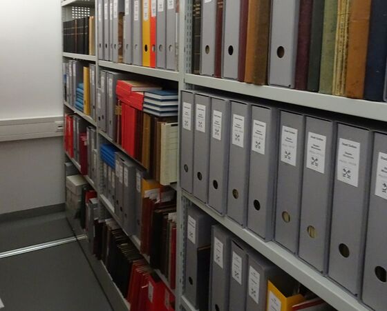 Die Lagerung der Ordenszeitschriften in St. Peter erfolgt möglichst platzsparend.                