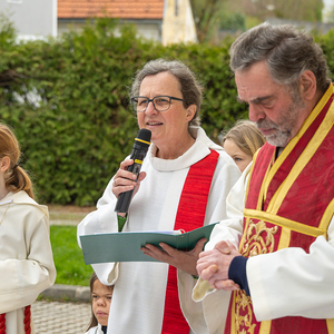 Palmsonntag Pfarre Kirchdorf an der KremsSegnung der Palmzweige vor dem Pfarrhof, dann Einzug in die KirchePastoralassistentin Susanne Lammer und Pfarrer Severin Kranabitl
