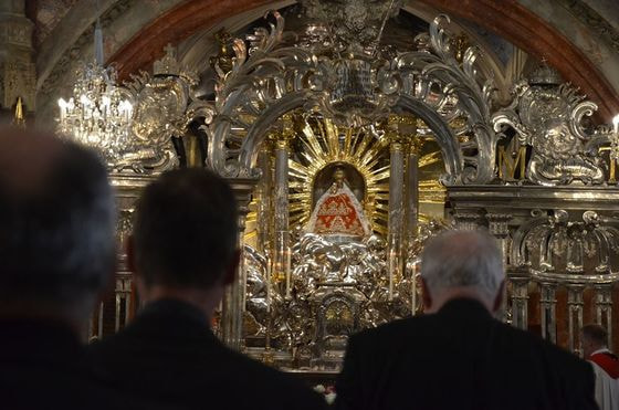 Gebet vor dem Gnadenaltar