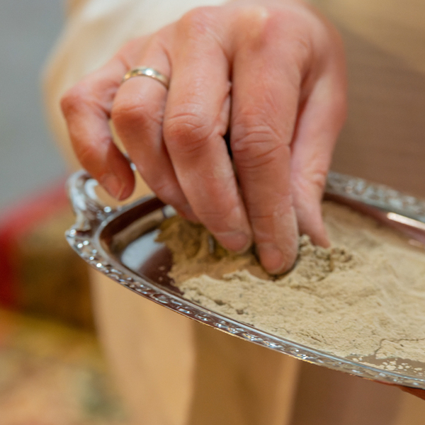 Aschermittwoch / Foto Haijes Aschermittwoch in der Pfarre Kirchdorf mit Pastoralassistentin Susanne Lammer und Erni Stögmüller