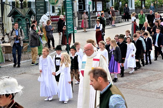 Einzug der Kommunionkinder vom Marktplatz aus in die Pfarrkirche.                          