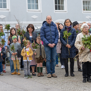 Palmsonntag Pfarre Kirchdorf an der KremsSegnung der Palmzweige vor dem Pfarrhof, dann Einzug in die Kirche