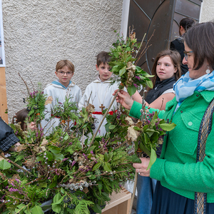 Palmsonntag Pfarre Kirchdorf an der KremsKath. Jungschar bot selbst gebundene Palmbuschen an, der Erlös ist fürs Jungscharlager