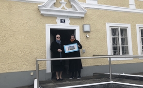Generaloberin Sr. Angelika Garstenauer und Sr. Ida Vorel sammeln Bausteine für das Quartier 16.