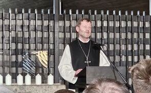 Abt Reinhold Dessl präsentierte eine Kurzbiografie von P. Konrad Just in der Karmel-Kirche im ehemaligen KZ Dachau 