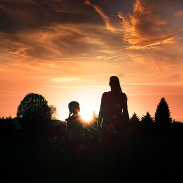 Erwachsener und Kind gehen / © comfreak/pixabay.com Erwachsener und Kind gehen
