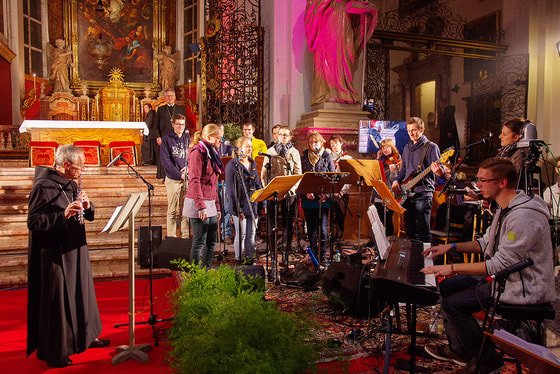 Abtprimas Notker Wolf (l.) musiziert mit der Band. © Peter Goda