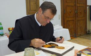 Pater Berthold Heigl beim Ikonenmalen