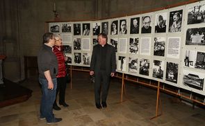 André Vogel (Friedensbibliothek Berlin), Jägerstätter-Biografin Erna Putz und Bischof Manfred Scheuer vor den Ausstellungs-Tafeln zu Franz Jägerstätter.