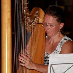 Martina Rifesser wandert im Dom herum