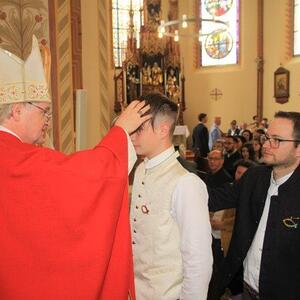 und spricht: 'Sei besiegelt durch die Gabe Gottes, den Heiligen Geist!'