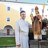 Der Schlägler Chorherr Ewald N. Donhoffer mit einer Statue des Ordensgründers Norbert von Xanten.